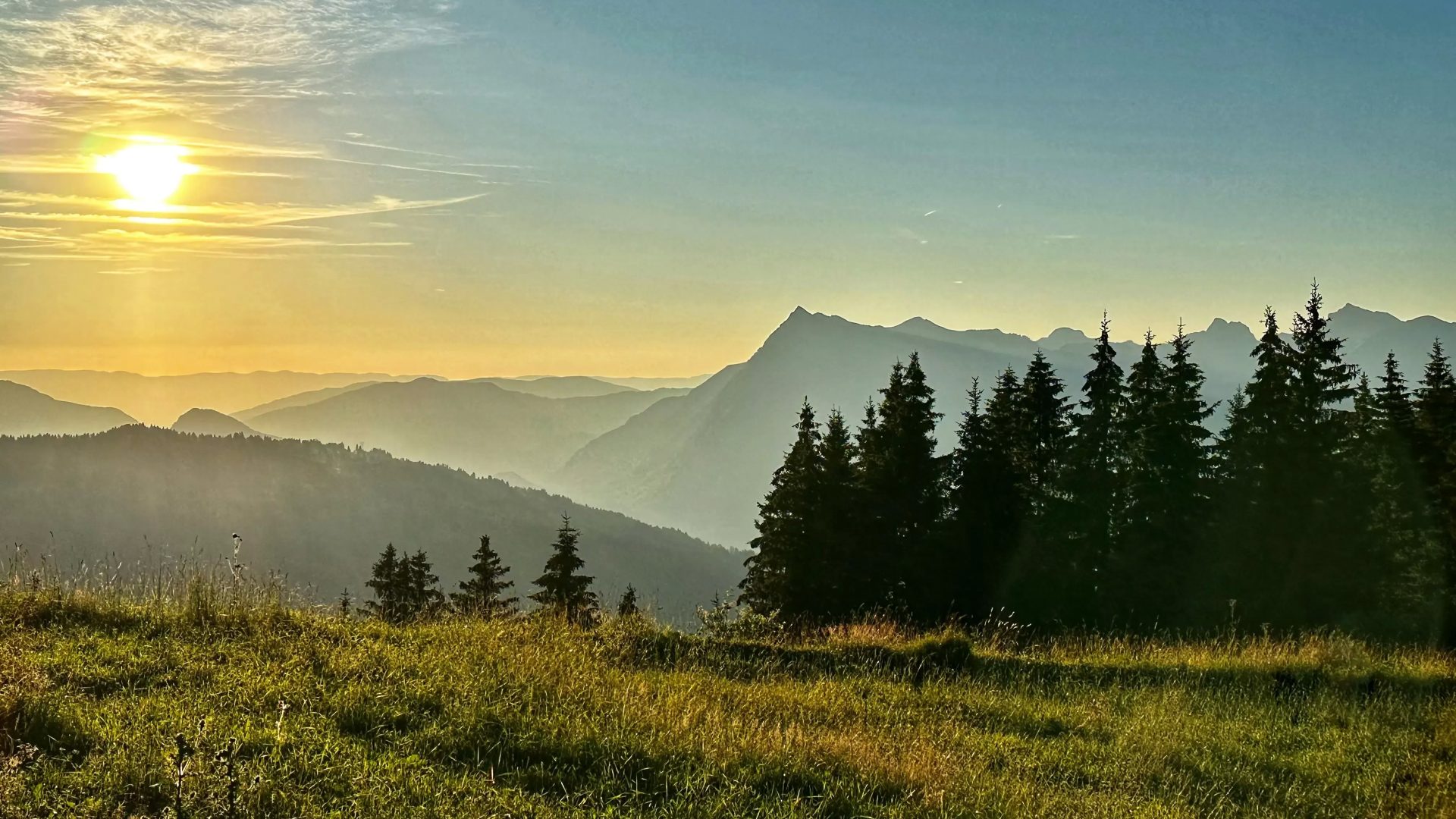 Sonnenuntergang in den bergen mit waldlandschaft und wolkenspiel verantwortungsbewustsein