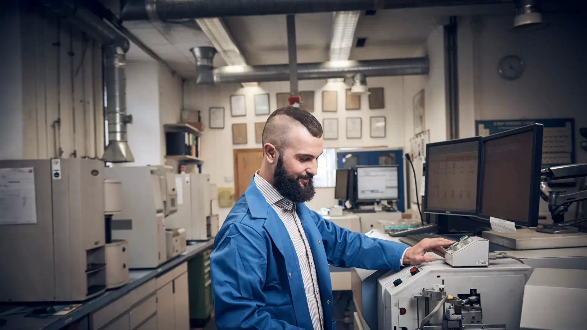 Labor techniker bediene maschinelles pruefgeraet