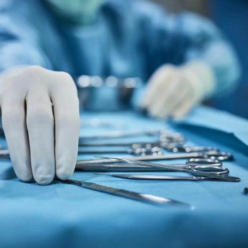 Rostfreie chirurgische instrumente im operationssaal