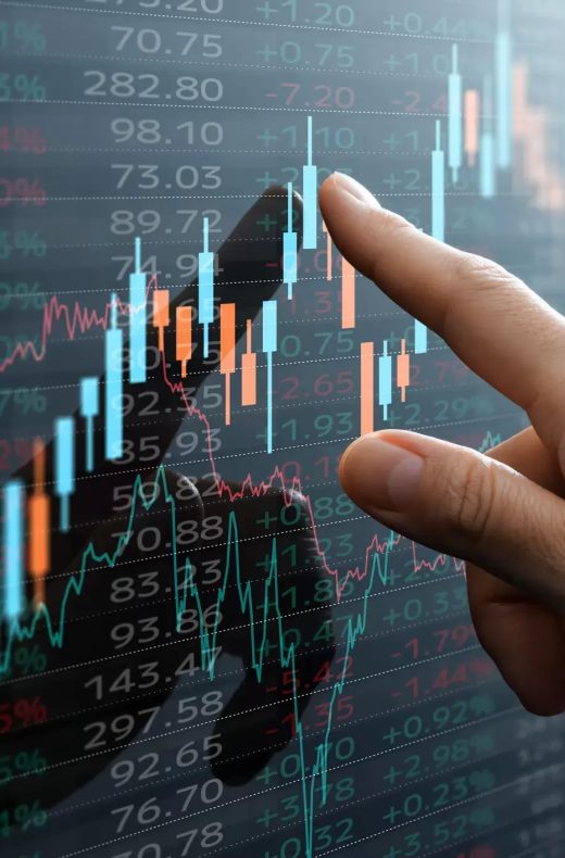 Börsenanalyse Finger zeigt auf Aktienkursdiagramme
