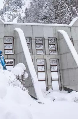 Verschneite stuetzmauer im Gebirge top12 hochbau