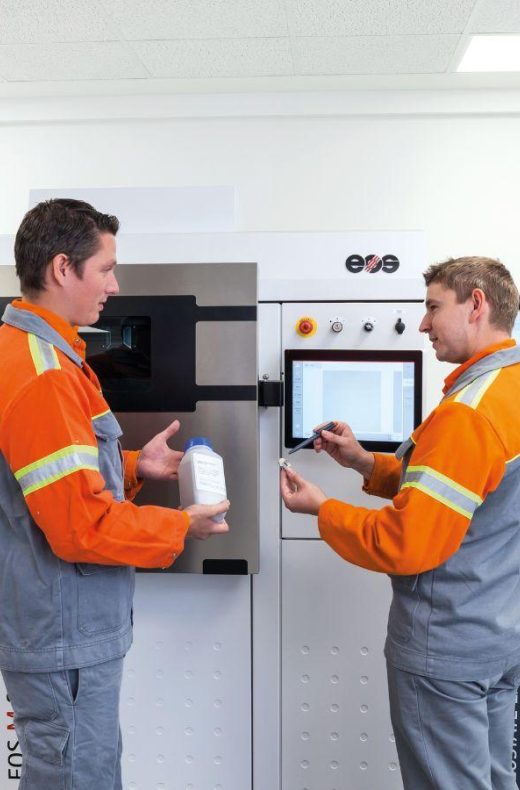 Two employees additive manufacturing 3 print powder